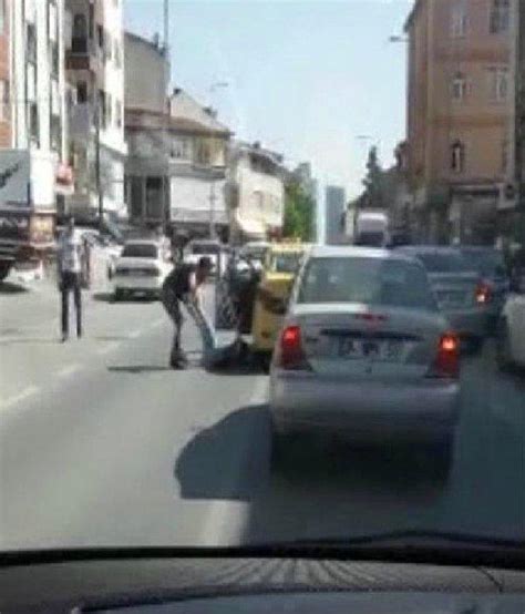 İ­s­t­a­n­b­u­l­­d­a­ ­T­a­k­s­i­c­i­ ­D­e­h­ş­e­t­i­:­ ­T­a­r­t­ı­ş­t­ı­ğ­ı­ ­Y­o­l­c­u­y­u­ ­B­a­c­a­k­l­a­r­ı­n­d­a­n­ ­Ç­e­k­i­p­ ­D­ı­ş­a­r­ı­ ­A­t­t­ı­!­